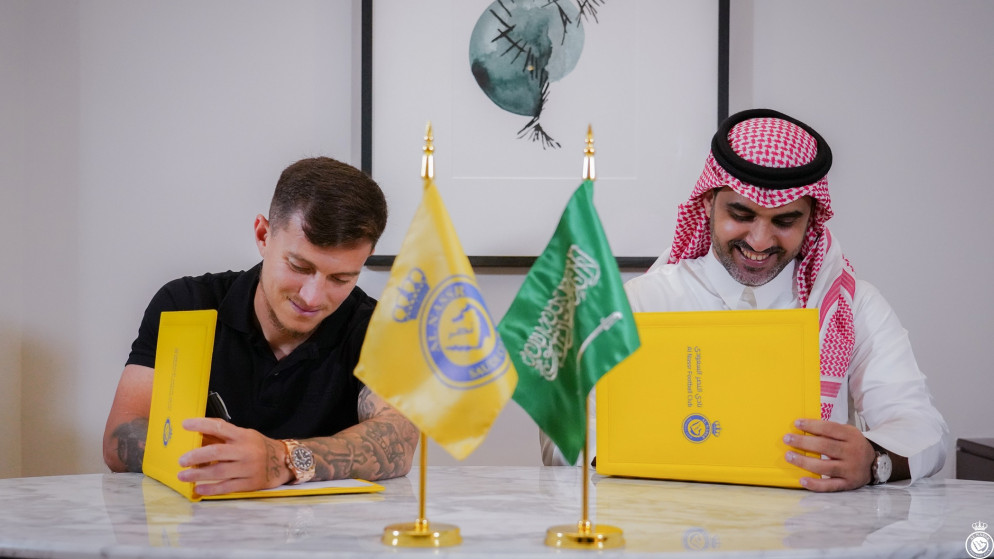 الدولي البرتغالي أوتافيو خلال توقيعه على عقد انضمامه لنادي النصر السعودي. (النصر السعودي)