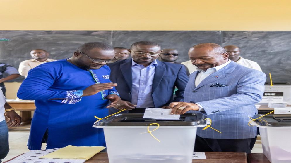 الرئيس الغابوني علي بونغو، يدلي بصوته في مركز اقتراع خلال الانتخابات الرئاسية في ليبرفيل، 26 أغسطس 2023. (رويترز)