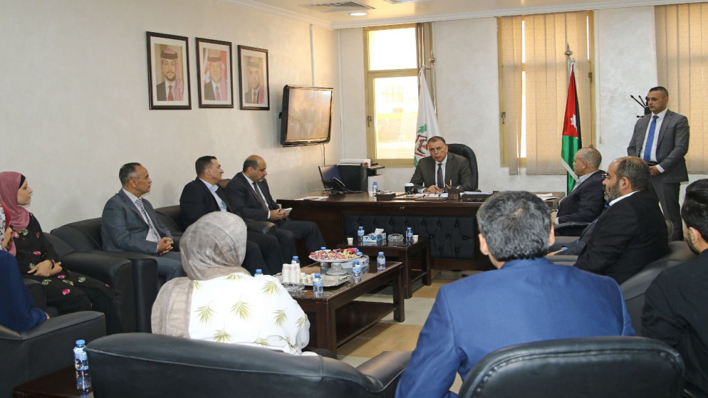 وزير الداخلية مازن الفراية يزور دائرة المتابعة والتفتيش ويطلع على سير العمل والخدمات التي تقدمها الدائرة للمراجعين.(وزارة الداخلية)