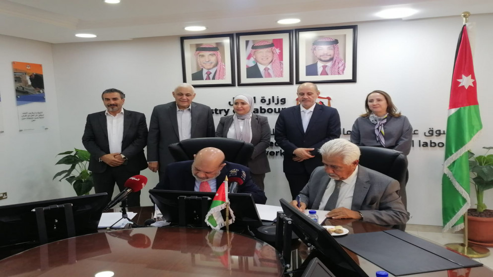 جانب من توقيع اتفاقية عقد عمل جماعي جديد للعاملين في مؤسسات التعليم الخاص