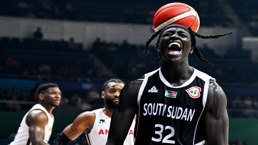 ردة فعل لاعب في منتخب جنوب السودان لكرة السلة خلال مواجهة نظيره الأنغولي في المونديال. (أ ف ب)