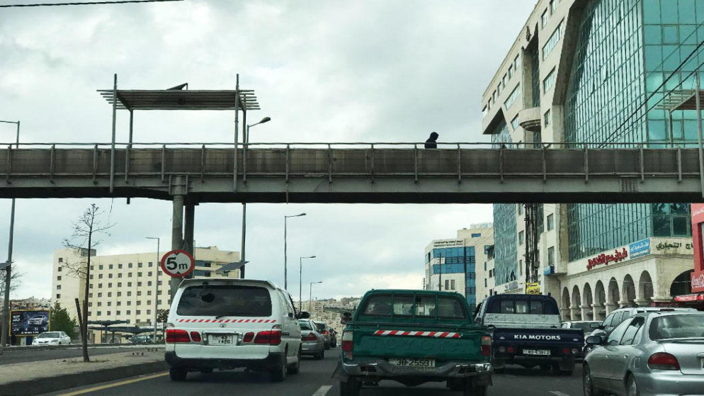 صورة أرشيفية لجسر مشاة في أحد شوارع عمّان. (صلاح ملكاوي / المملكة)
