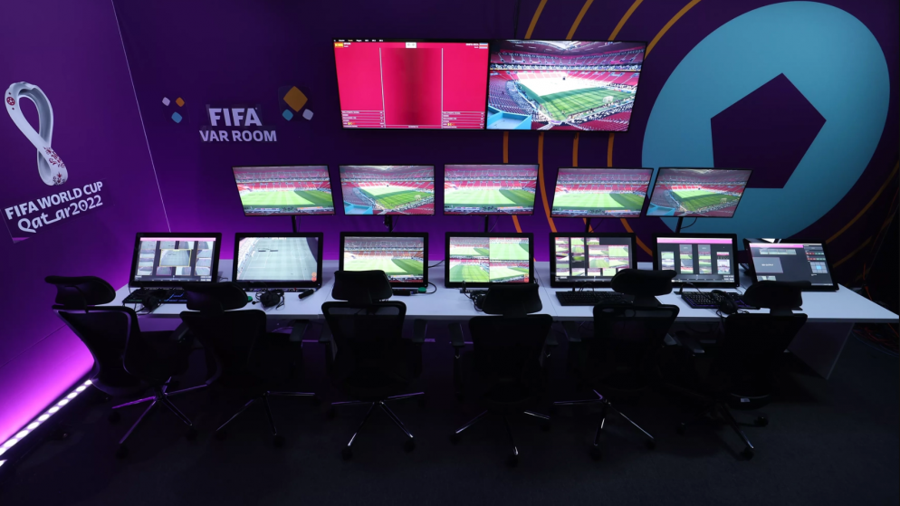 جانب من تقنية حكم الفيديو المساعد "الفار" خلال بطولة كأس العالم في قطر. (الاتحاد الدولي لكرة القدم "فيفا")