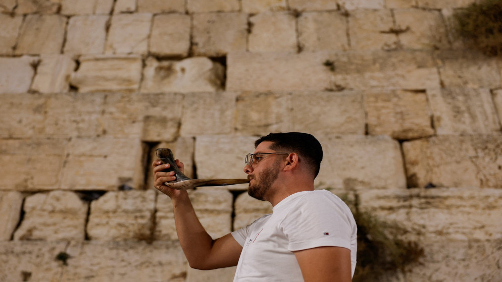 يهودي ينفخ في البوق عند حائط البراق في القدس المحتلة، 14 أيلول 2023. (رويترز)