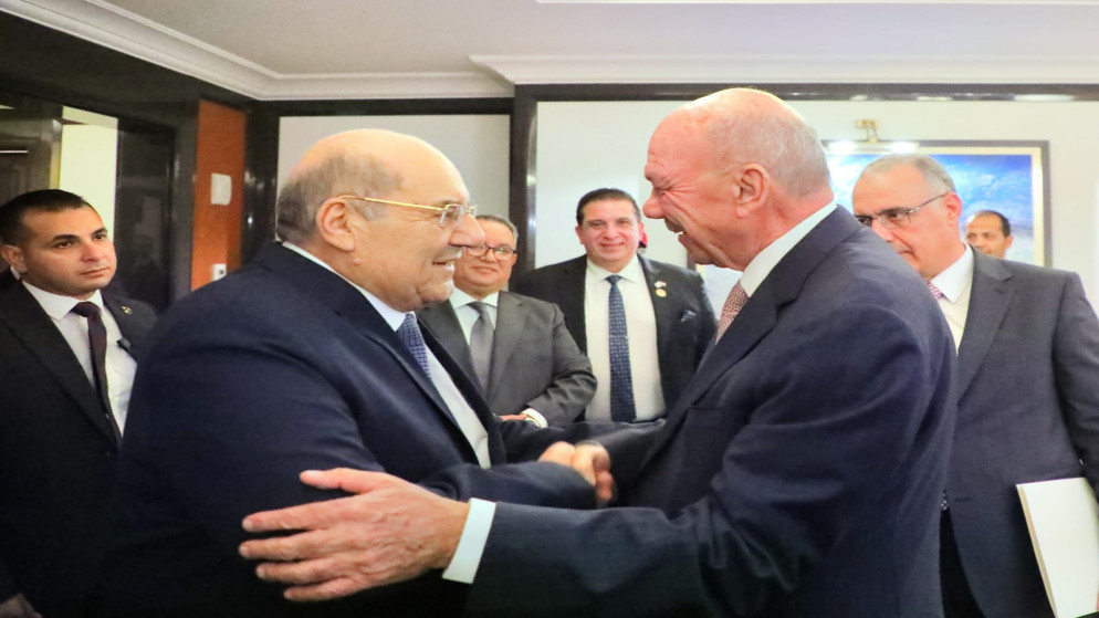 رئيس مجلس الأعيان فيصل الفايز خلال لقائه رئيس مجلس الشيوخ المصري عبدالوهاب عبد الرازق. (مجلس الأعيان)