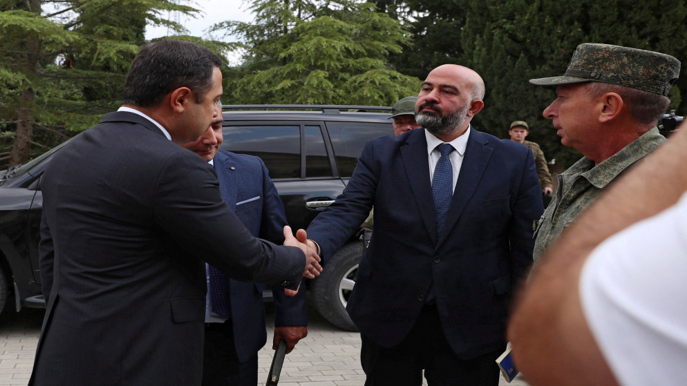 وفد أرمني يصل إلى باكو لإجراء محادثات سلام. (رويترز)