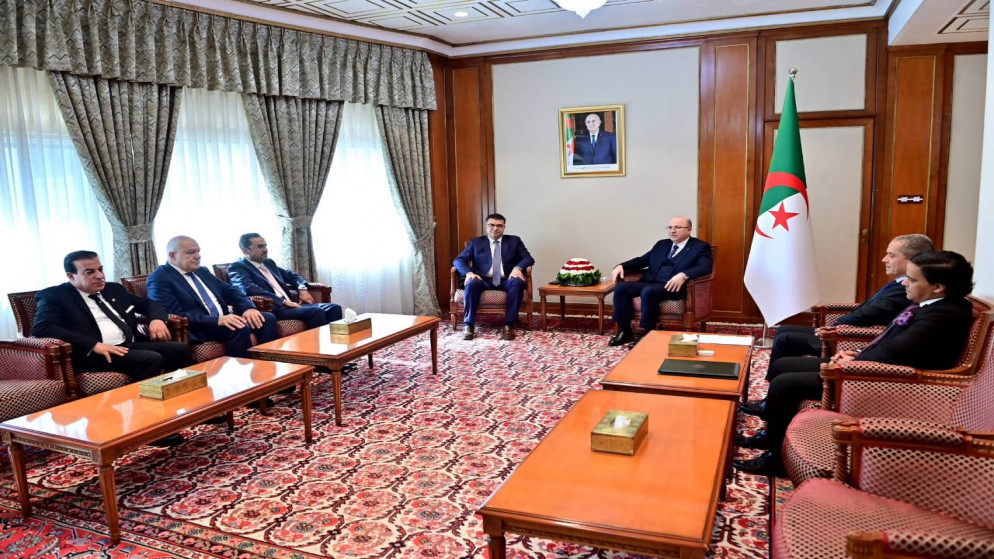 الوزير الأول الجزائري يستقبل وزير الزراعة خالد الحنيفات في القصر الحكومي في الجزائر. (الحكومة الجزائرية)