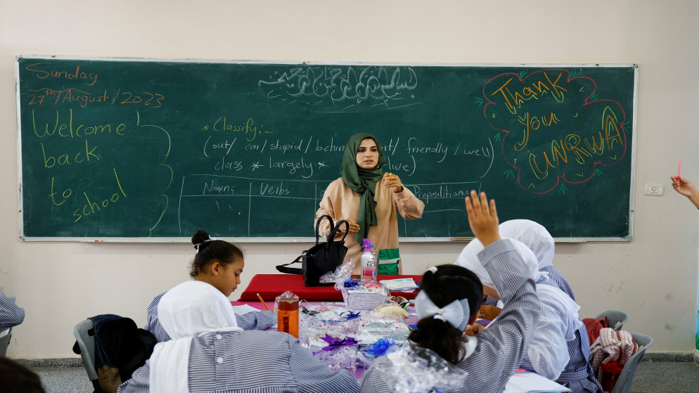 طلاب فلسطينيون داخل فصل دراسي في مدرسة تتبع وكالة أونروا في مدينة غزة، 27 آب 2023. (رويترز)