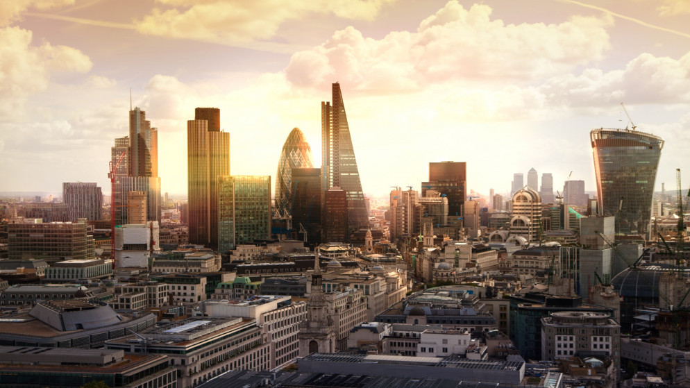 منظر لغروب الشمس في منطقة أعمال تجارية في العاصمة البريطانية لندن. (shutterstock)
