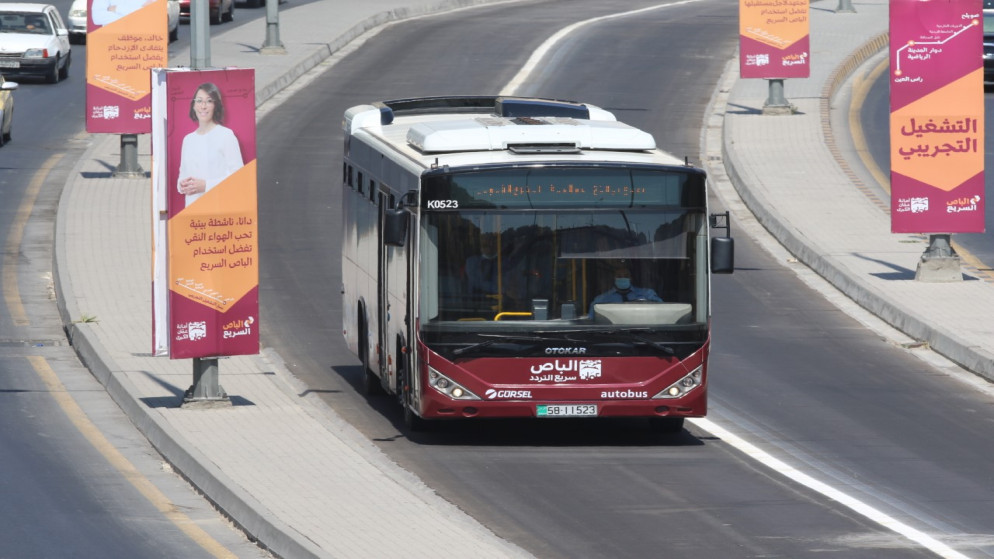 حافلة تعمل ضمن مشروع الباص سريع التردد بعد إطلاق تشغيله التجريبي لمساره الأول 27 تموز/يوليو 2021. (صلاح ملكاوي / المملكة)