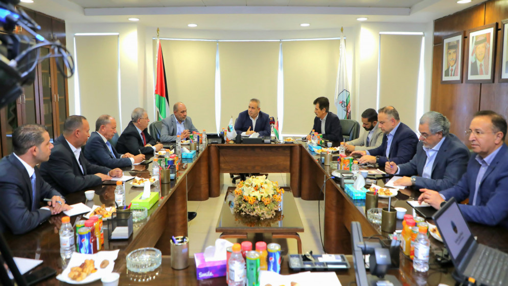 المدير العام لشركة البترول الوطنية محمد الخصاونة خلال لقائه اللجنة المالية وكتلة الائتلاف الوطني النيابيتان. (مجلس النواب)