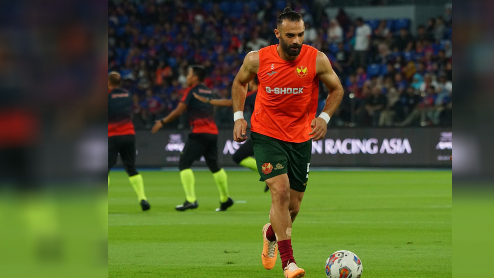 مدافع المنتخب الوطني لكرة القدم يزن العرب بقميص ناديه سيلانغور الماليزي. (صفحة اللاعب في فيسبوك)