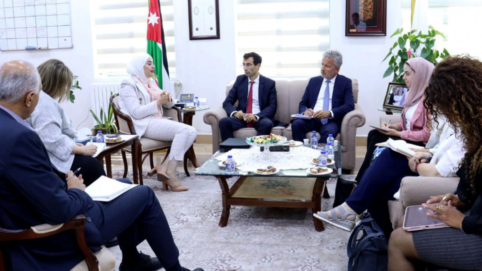 اجتماع تشارك فيه وزيرة التنمية الاجتماعية رئيسة اللجنة الوزارية لتمكين المرأة وفاء بني مصطفى ومدير التعاون ببعثة الاتحاد الأوروبي لدى الأردن باتريك لامبريختس. (بترا)