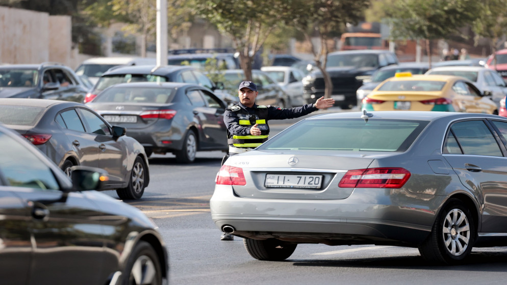 شرطي سير ينظم حركة المرور في شارع رئيسي في عمّان. (صلاح ملكاوي/ المملكة)