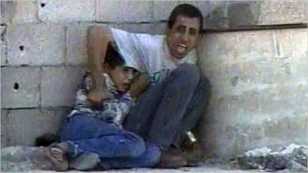 مشهد احتماء الطفل الفلسطيني محمد الدرة (12 عاما) خلف والده من رصاص جنود الاحتلال الإسرائيلي قبل أكثر من عقدين. (وفا)