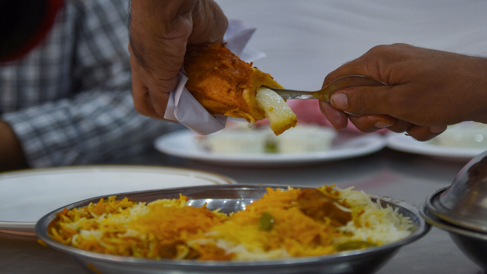 طبق البرياني في أحد مطاعم كراتشي. (أ ف ب)