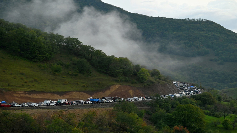 مركبات تقل لاجئين من ناغورني كاراباخ على الطريق المؤدي إلى الحدود الأرمنية، 25 أيلول/سبتمبر 2023. (رويترز)