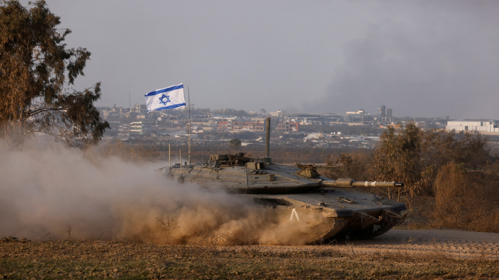 دبابة إسرائيلية متوغلة في قطاع غزة. (رويترز)