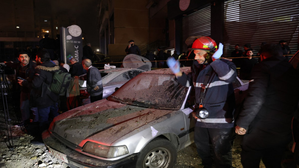 مسعفون لبنانيون يتجمعون في موقع غارة، ذكرت وسائل إعلام لبنانية أنها غارة إسرائيلية استهدفت مكتبا لحركة حماس، في الضاحية الجنوبية لبيروت، 2 يناير، 2024. (أ ف ب)