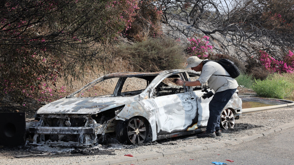 سيارة إسرائيلي محترقة بعد دخول مسلحين فلسطينيين من قطاع غزة إلى مدينة سديروت. 8 تشرين الأول 2023.(أ ف ب)