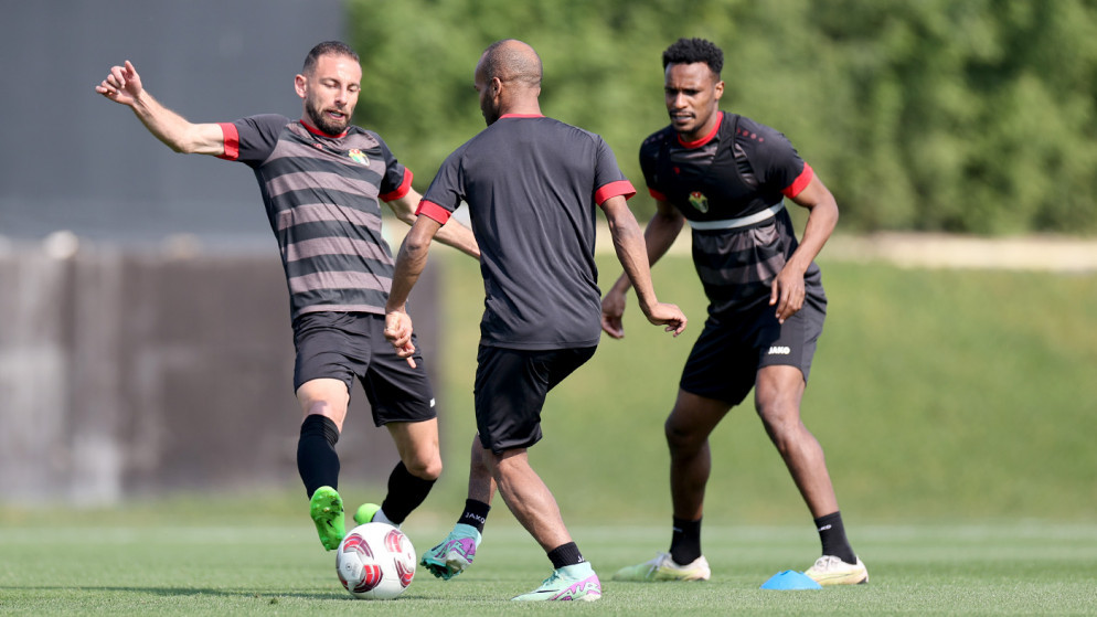 جانب من تدريبات المنتخب الوطني لكرة القدم تحضيرا للقاء نظيره الياباني. (اتحاد كرة القدم)