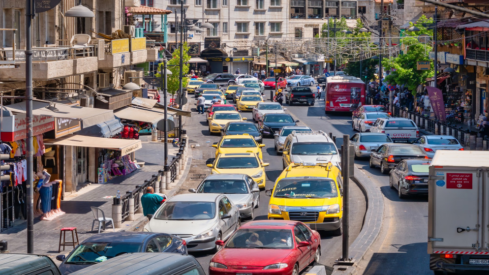 شارع مزدحم بالمركبات في وسط البلد بالعاصمة عمّان. (istockphoto)