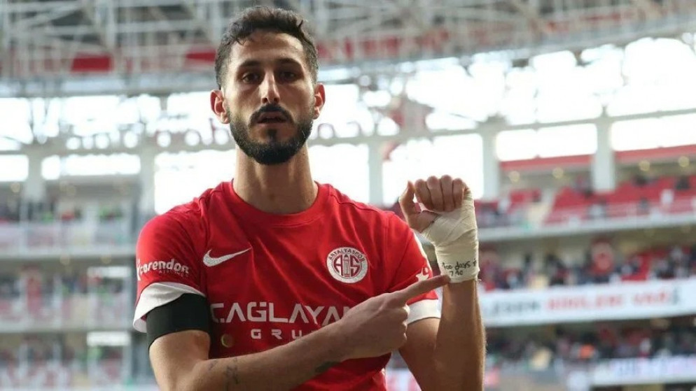 صورة متداولة للاعب الإسرائيلي ساغيف ييهيزكيل بعد وضع على معصمه رسالة تتعلق بالعدوان الإسرائيلي على غزة. (وسائل إعلام تركية)