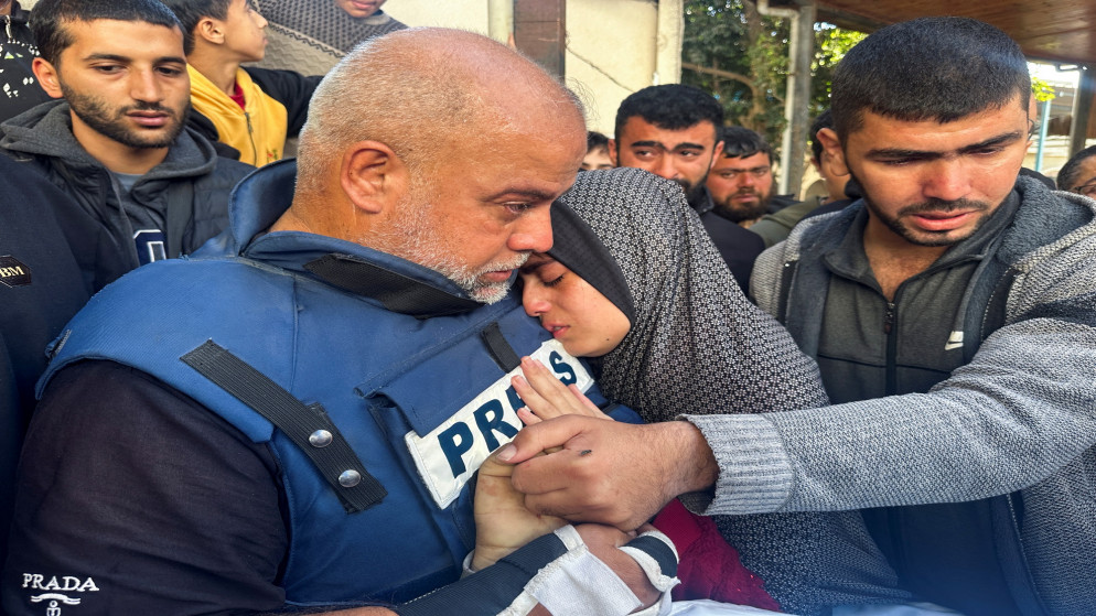 صحفي الجزيرة وائل الدحدوح يعانق ابنته في أثناء حضورهما جنازة ابنه الصحفي الفلسطيني حمزة الدحدوح.7 كانون الثاني/ يناير 2024. (رويترز)
