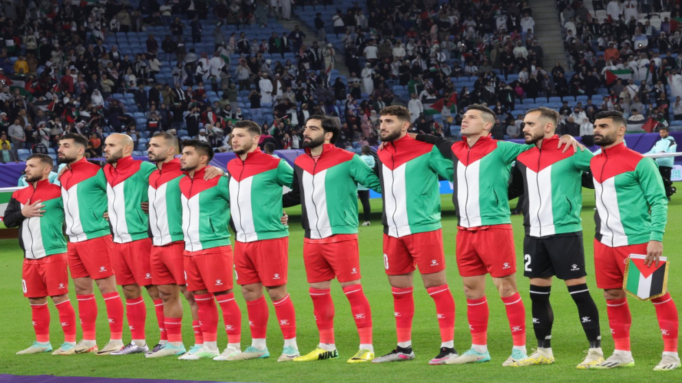 المنتخب الفلسطيني خلال عزف النشيد الوطني قبل المباراة مع الإمارات. (أ ف ب)