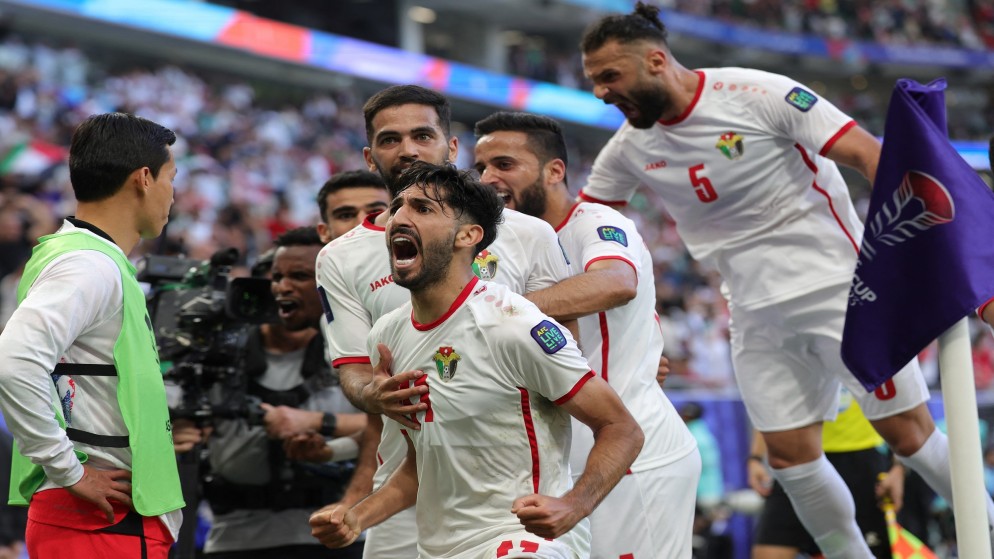 احتفال المهاجم يزن النعيمات بتسجيله هدفا في مرمى كوريا الجنوبية في كأس آسيا لكرة القدم. (رويترز)