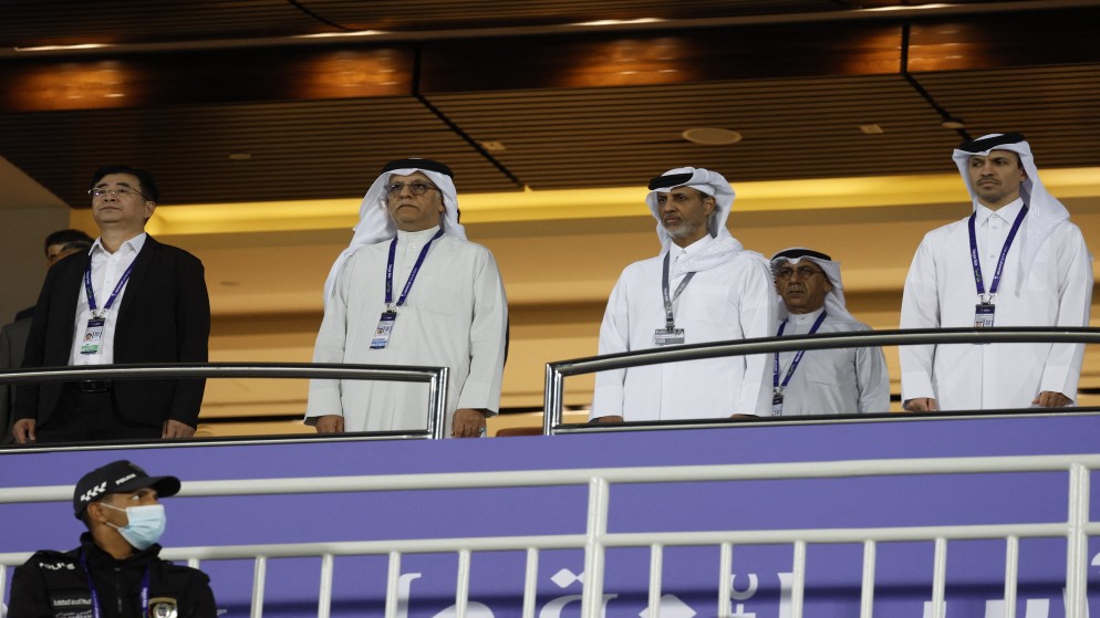 وزير الرياضة القطري الشيخ حمد بن خليفة بن أحمد آل ثاني (وسط يمين) خلال مباراة في بطولة كأس آسيا في قطر. (أ ف ب)