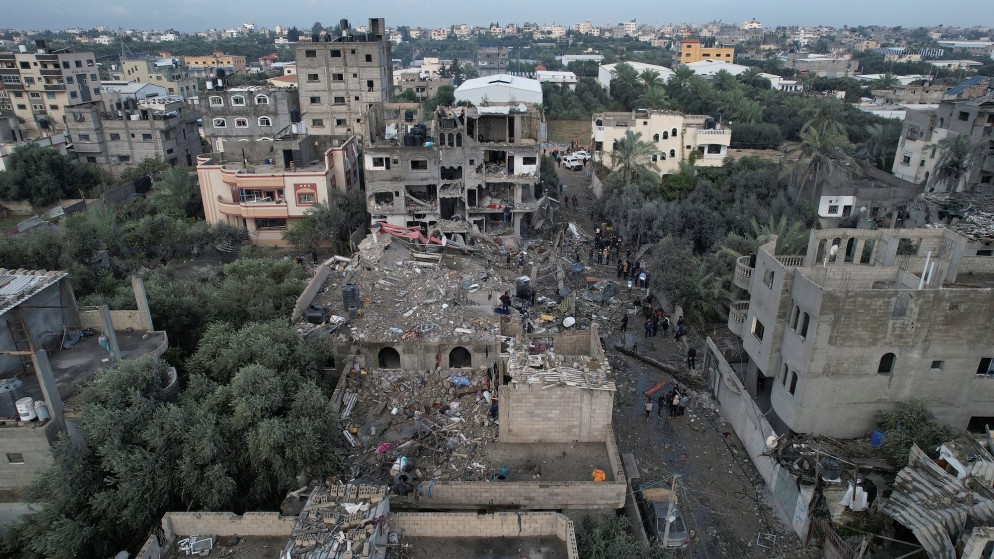 تجمع لفلسطينيين قرب موقع استهدفه جيش الاحتلال الإسرائيلي في مخيم المغازي في وسط قطاع غزة. (رويترز)