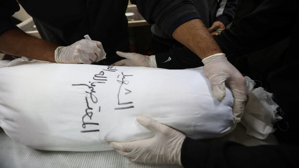 طفل فلسطيني شهيد في غارة للاحتلال الإسرائيلي على قطاع غزة في مستشفى في رفح جنوبي قطاع غزة، 28 كانون الأول 2023. (رويترز)
