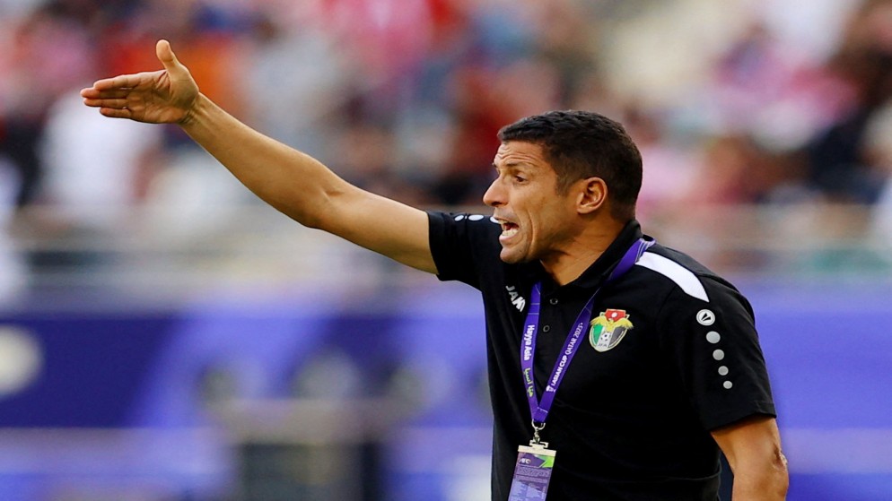 مدرب المنتخب الوطني لكرة القدم الحسين عموتة خلال مواجهة البحرين في دور المجموعات من كأس آسيا لكرة القدم. (رويترز)