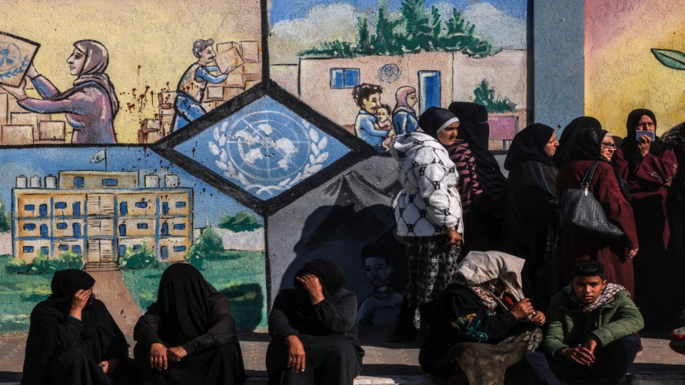 نازحون فلسطينيون أمام مركز لوكالة أونروا في رفح جنوب قطاع غزة للحصول على مساعدات، 28 كانون الثاني/يناير 2024. (أ ف ب)