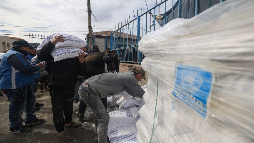 نازحون فلسطينيون يتلقون مساعدات غذائية في مركز يتبع وكالة أونروا في رفح في جنوب قطاع غزة، 28 كانون الثاني/يناير 2024. (أ ف ب)