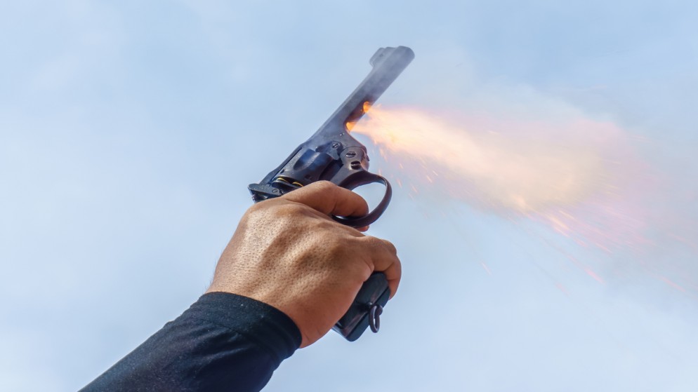 صورة تعبيرية لشخص يطلق النار. (istock)