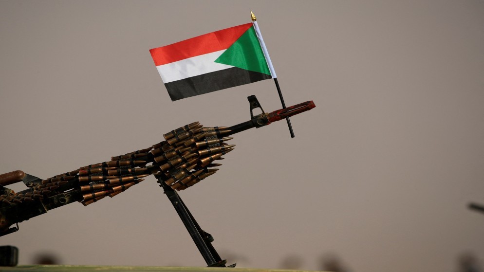 العلم الوطني السوداني معلق على مدفع رشاش لجنود قوات الدعم السريع في الخرطوم. 22 يونيو حزيران 2019. (رويترز)