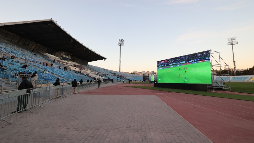 شاشات مخصصة لعرض مبارايات المنتخب الوطني لكرة القدم في مدينة الحسين للشباب. (صلاح ملكاوي / المملكة)