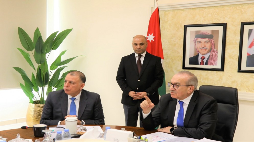 وزيرا الأشغال ماهر أبو السمن والداخلية مازن الفراية. (وزارة الأشغال)