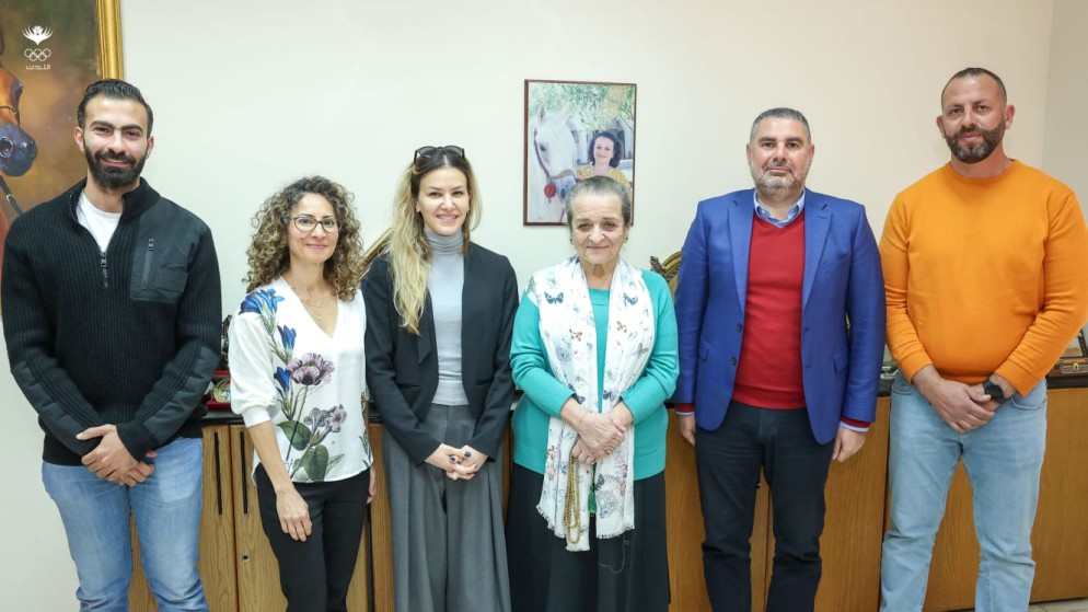 الأميرة عالية بنت الحسين مع أعضاء الهيئة العامة للاتحاد الملكي الأردني للفروسية. (بترا)