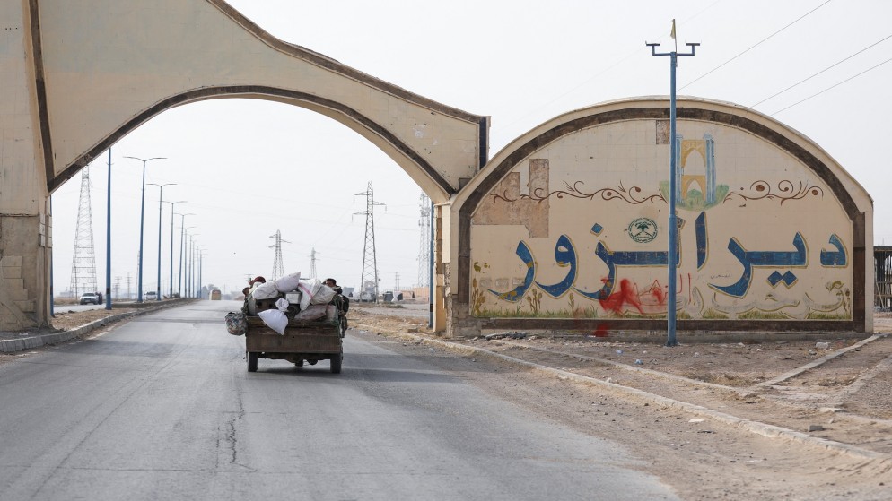 أشخاص يركبون مركبة في دير الزور. سوريا. 7 كانون الأول 2024. (رويترز)
