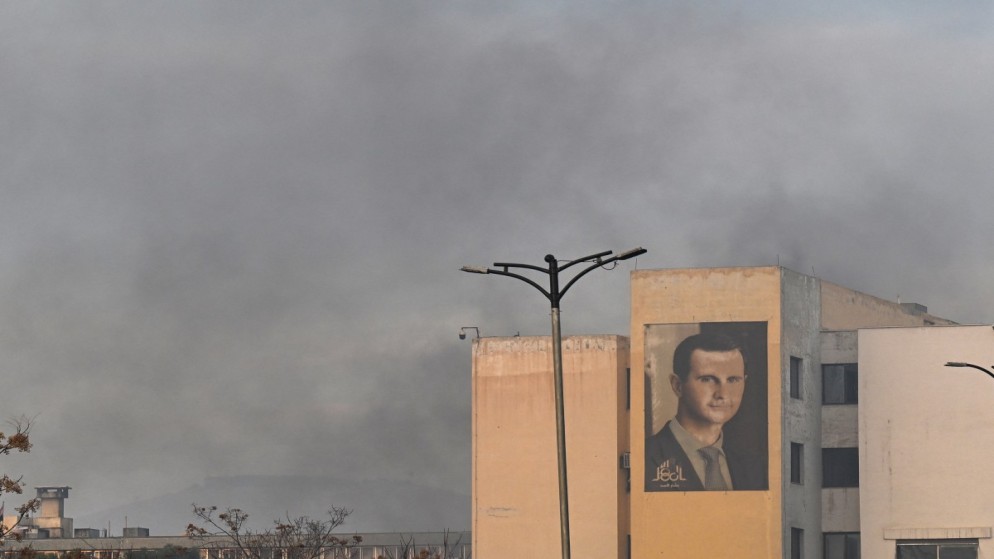 صورة الرئيس بشار الأسد على مبنى بالقرب من ساحة الأمويين في دمشق في 8 كانون الأول 2024. ( أ ف ب)