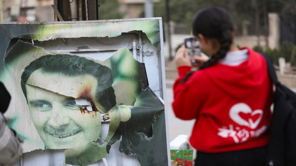 صورة ممزقة للرئيس السوري بشار الأسد في القامشلي، سوريا، 8 كانون الأول 2024. (رويترز/ أورهان قريمان)