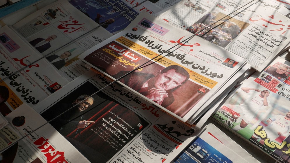 صحيفة عليها صورة بشار الأسد في كشك لبيع الصحف في طهران، إيران، 8 كانون الأول 2024. (رويترز)