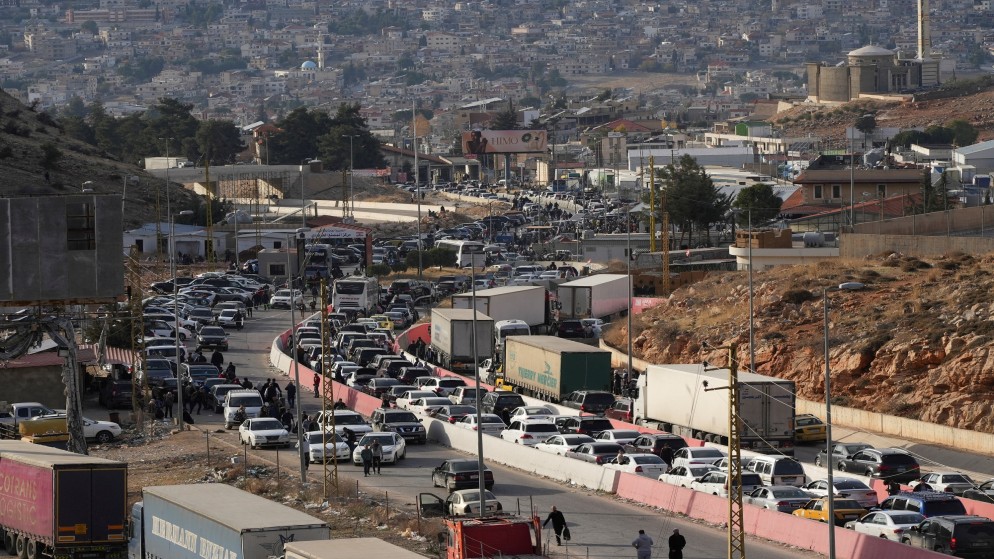 أشخاص يشقون طريقهم أثناء محاولتهم العبور إلى لبنان عند معبر المصنع الحدودي بين لبنان وسوريا، 9 ديسمبر 2024. (رويترز)