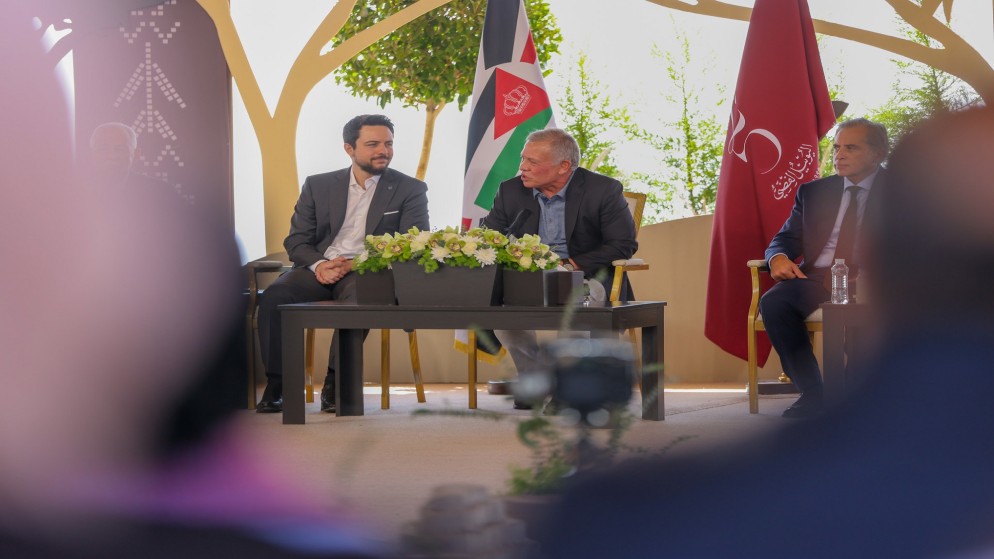 جلالة الملك عبدالله الثاني وسمو الأمير الحسين بن عبدالله الثاني، ولي العهد خلال زيارة سابقة للمحافظات. (الديوان الملكي الهاشمي)