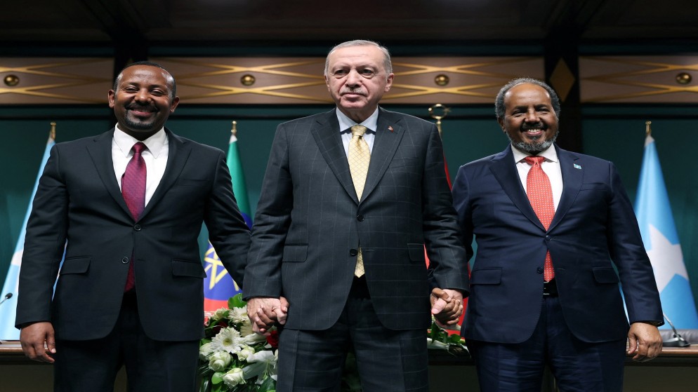 الرئيس التركي رجب طيب أردوغان يقف مع الرئيس الصومالي حسن شيخ محمود ورئيس الوزراء الإثيوبي أبي أحمد بعد مؤتمر صحفي في أنقرة، تركيا، 11 ديسمبر 2024. (رويترز)