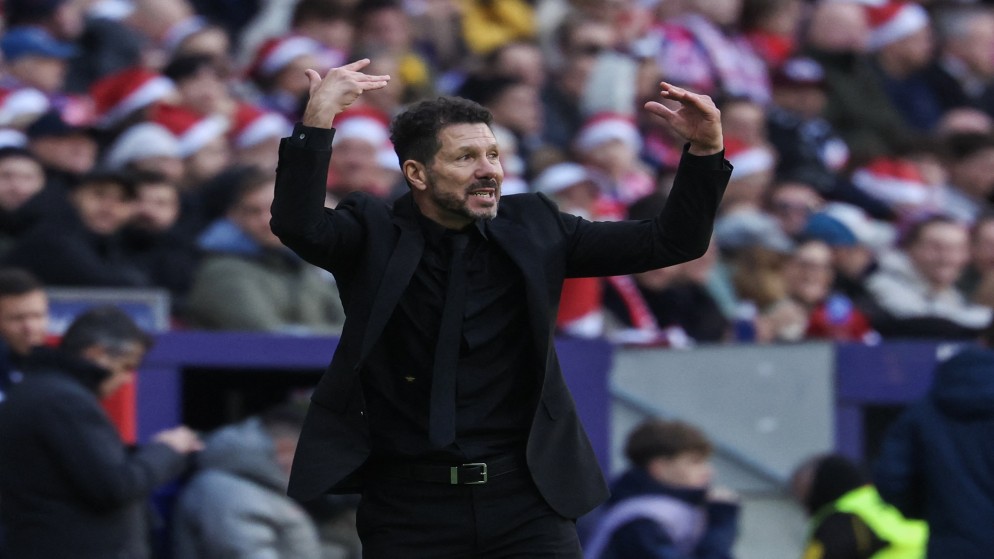 مدرب أتلتيكو مدريد الأرجنتيني دييغو سيميوني أثناء مباراة الدوري الإسباني لكرة القدم بين نادي أتلتيكو مدريد وخيتافي على ملعب ميتروبوليتانو في مدريد في 15 ديسمبر 2024 (أ ف ب)