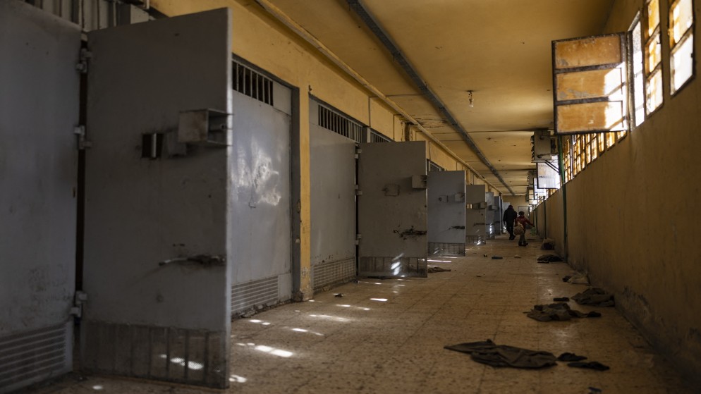 رجل سوري يتفقد الزنازين في سجن صيدنايا شمالي دمشق في 16 كانون الأول 2024 (أ ف ب)